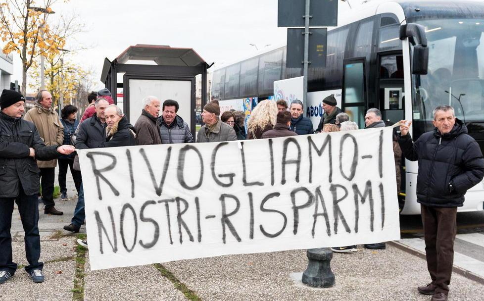 Una manifestazione degli obbligazionisti beffati da Banca Etruria 