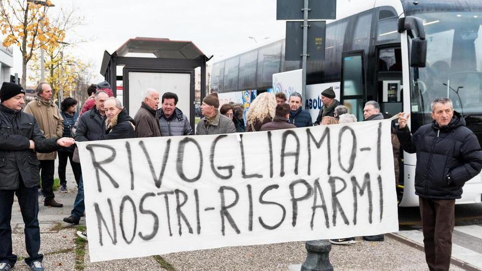 Una manifestazione degli obbligazionisti beffati da Banca Etruria