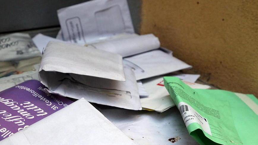 Postino scansafatiche, lettere e bollette finiscono nel cassonetto