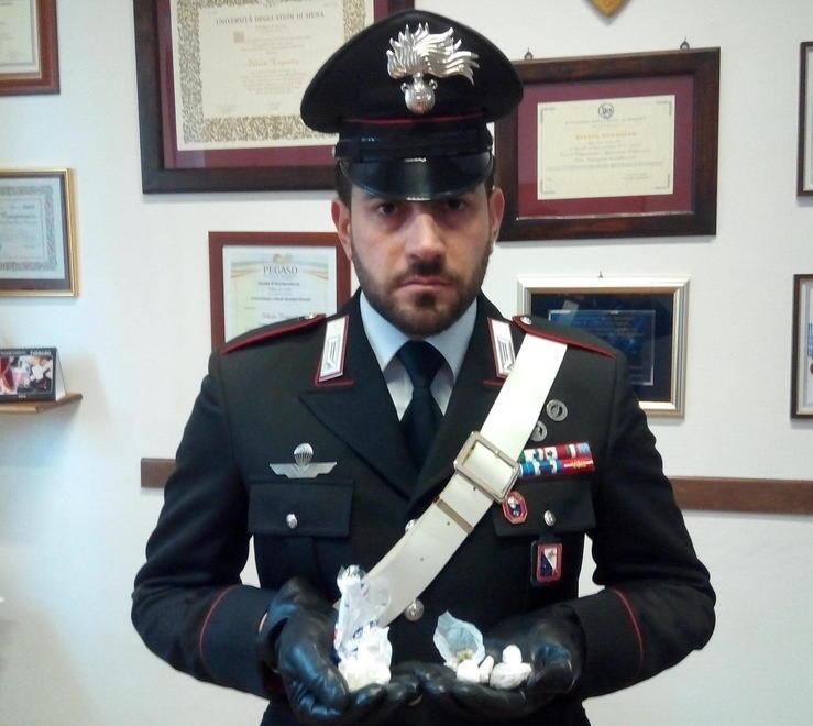 Abbandona droga sul bus quando vede i carabinieri 