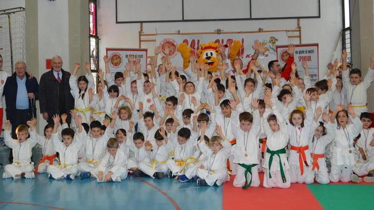 Cento bambini al Karate Kids della Shingitai