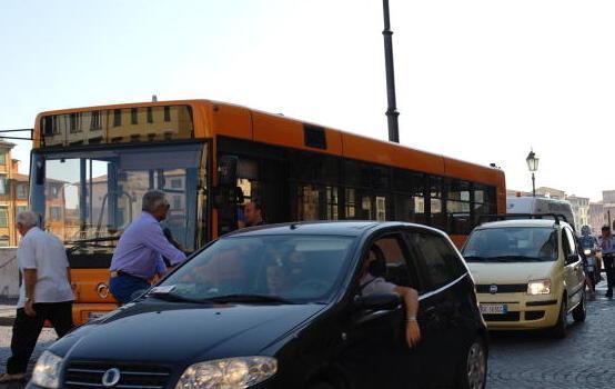 Trasporto pubblico in tilt sul lungarno per un incidente