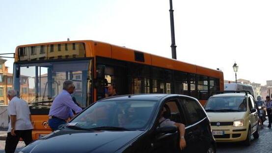 Trasporto pubblico in tilt sul lungarno per un incidente