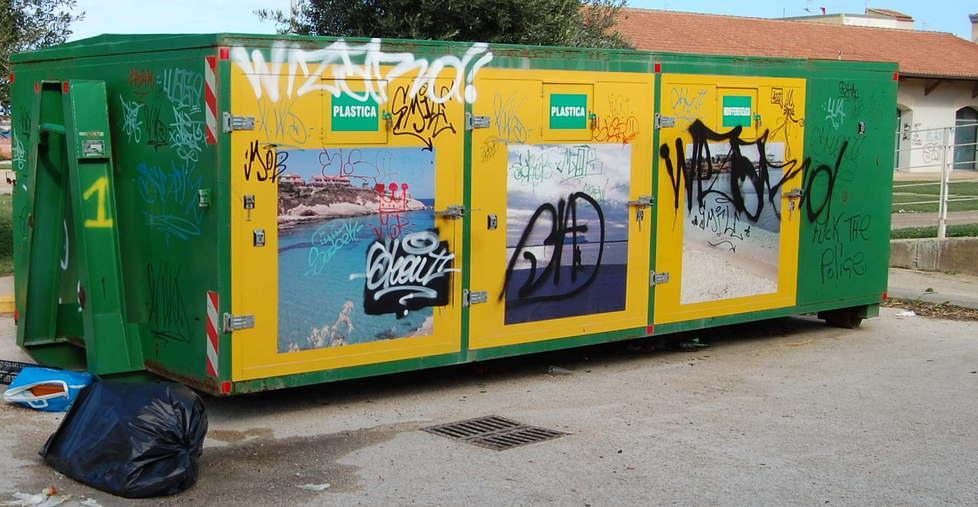 Nel parcheggio “La piccola” rifiuti, degrado e abbandono