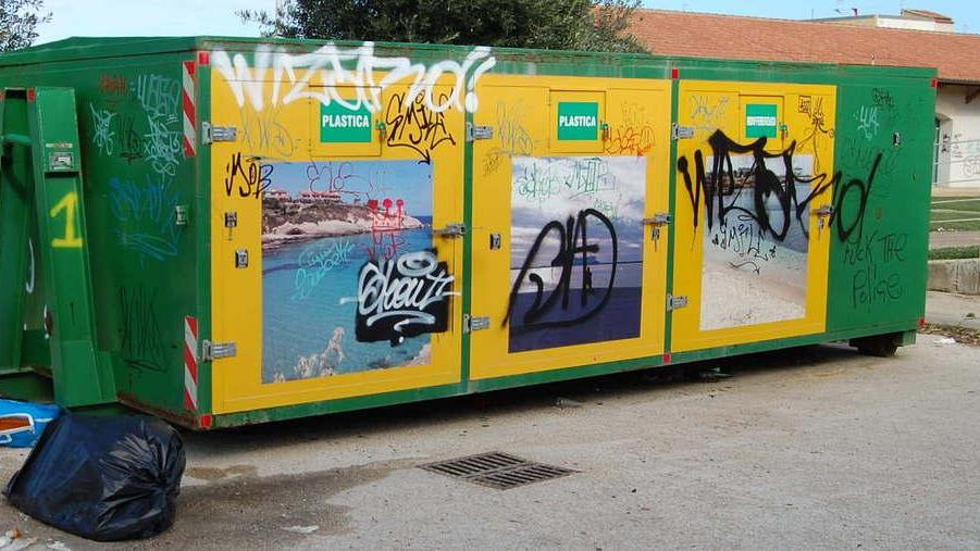 Nel parcheggio “La piccola” rifiuti, degrado e abbandono