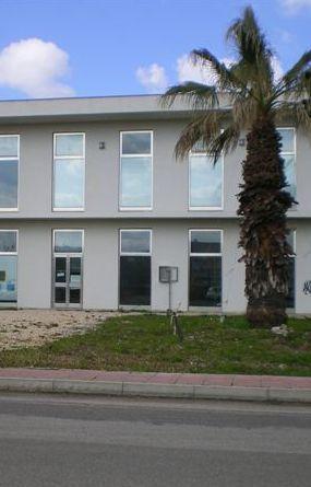 La biblioteca chiude per il “fuoco amico” 