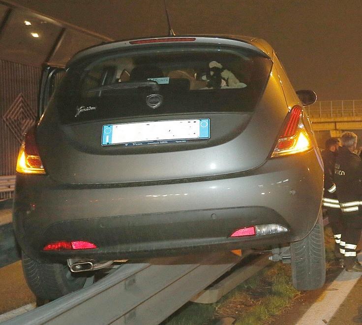 L’auto sbanda in tangenziale e finisce sopra al guard rail che separa i due sensi di marcia