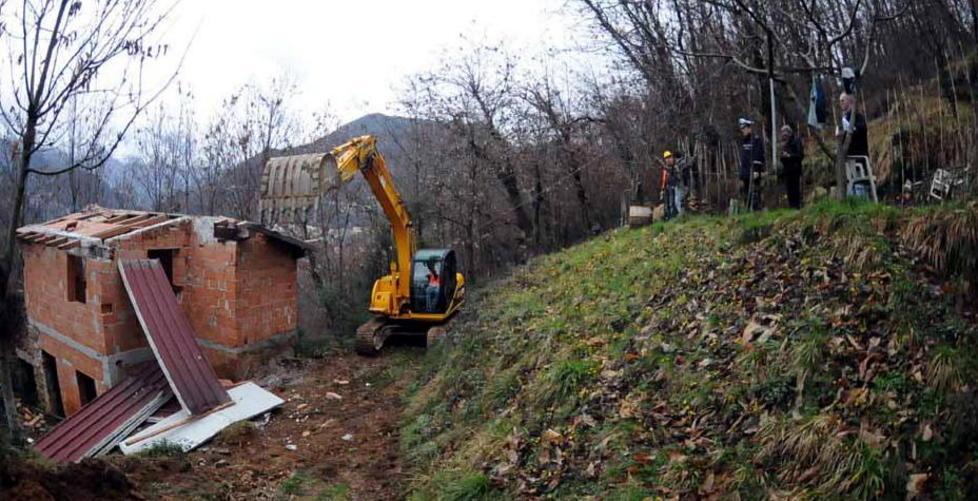 Massa, casa abusiva: il Comune la fa demolire 