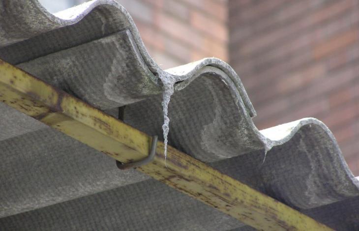 Discarica di amianto vicino alla scuola: dirigenti a processo