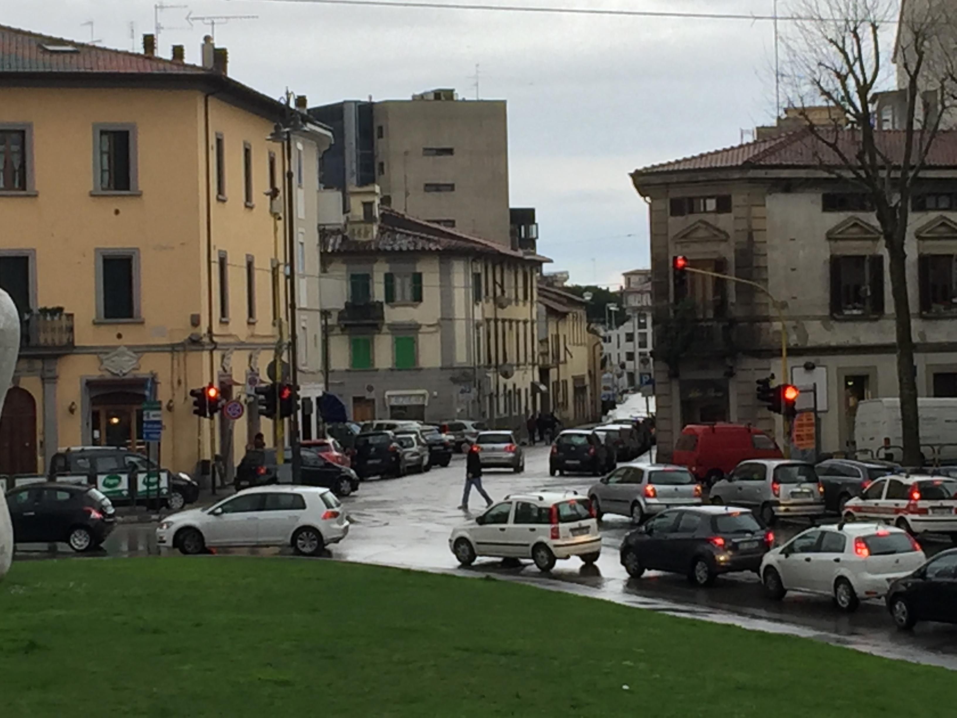 Maltempo a Prato, traffico al semaforo di piazza San Marco