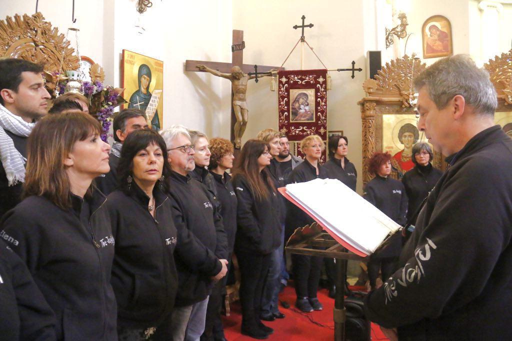 Il coro gospel al funerale di Evans (Marzi/Pentafoto)