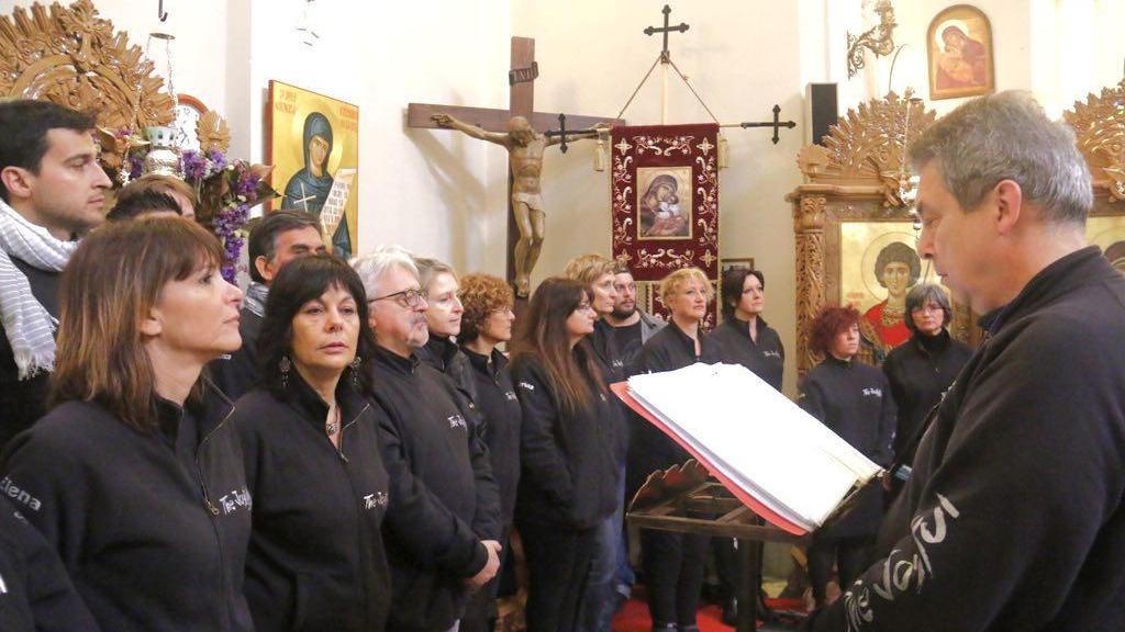 Il coro gospel al funerale di Evans (Marzi/Pentafoto)