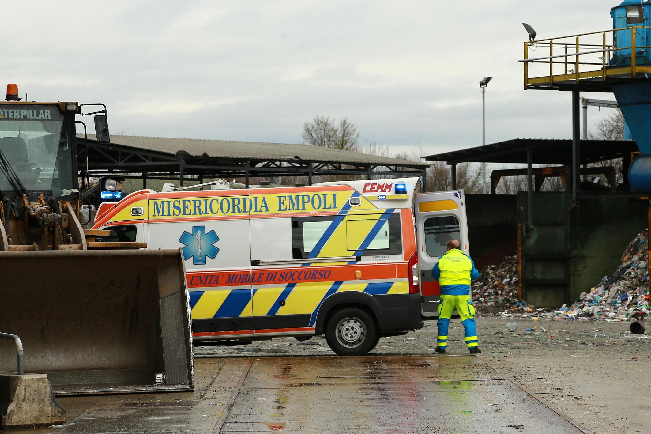 I soccorsi all'operaio nel piazzale della Revet (Foto Agenzia Carlo Sestini)