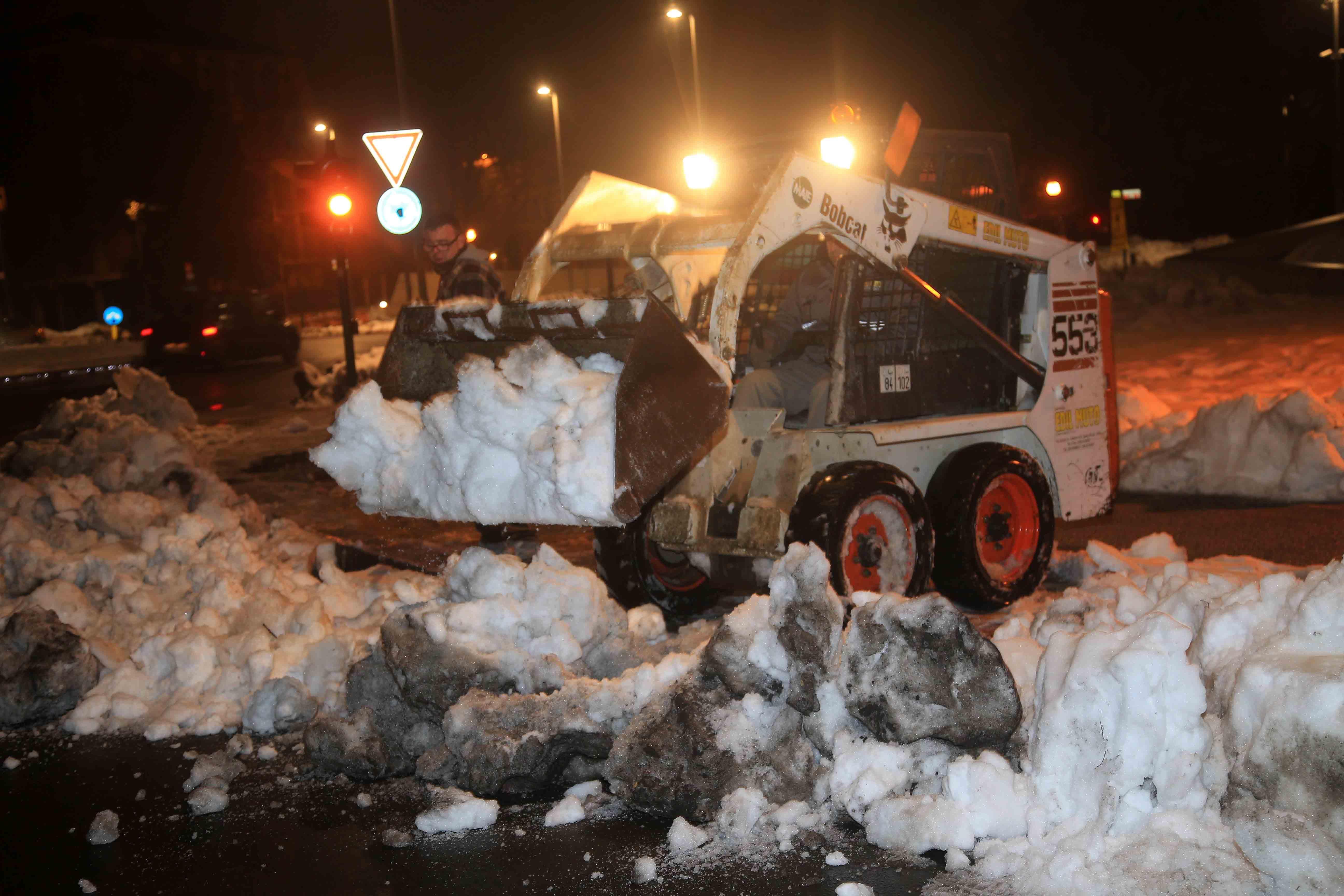 Reggio Emilia, sbanda sulla strada sporca per la neve, il Difensore civico regionale: "La colpa è del Comune" 