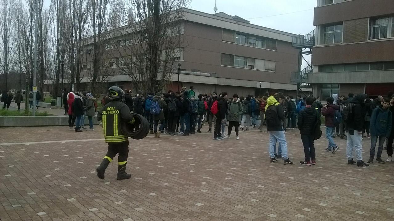 Reggio Emilia, odori tossici dal laboratorio di chimica: evacuati il Secchi e il Matilde di Canossa