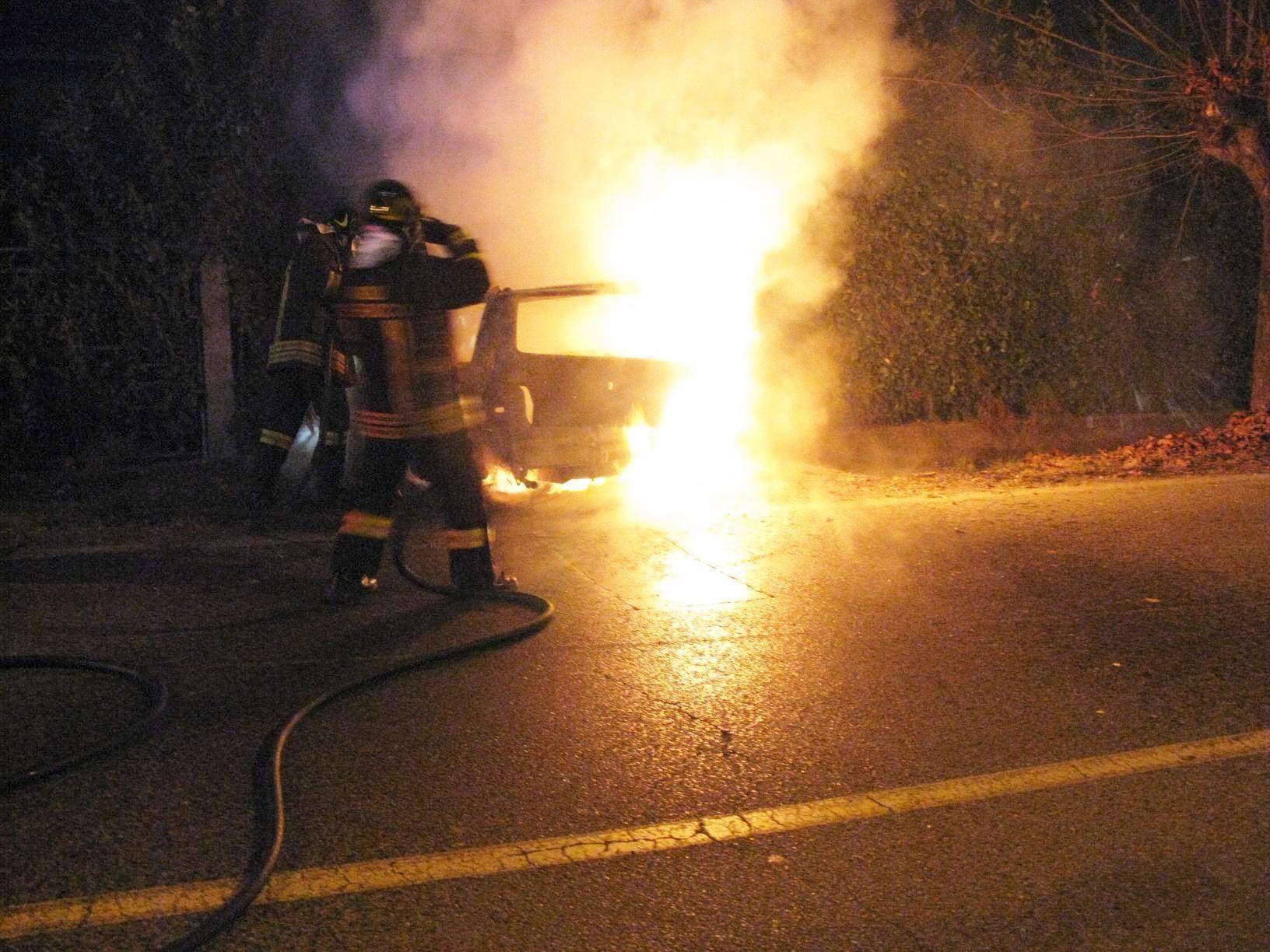 Incendio doloso a Scandiano, a fuoco il suv di un medico 