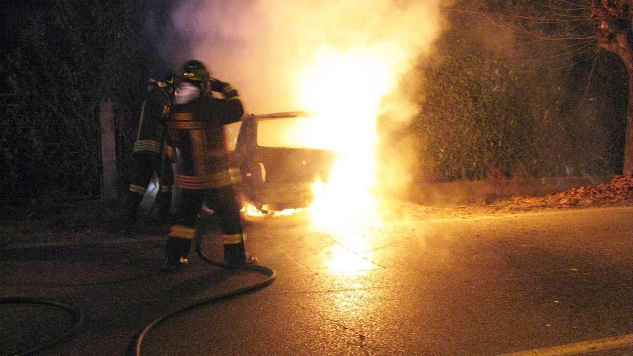 Incendio doloso a Scandiano, a fuoco il suv di un medico