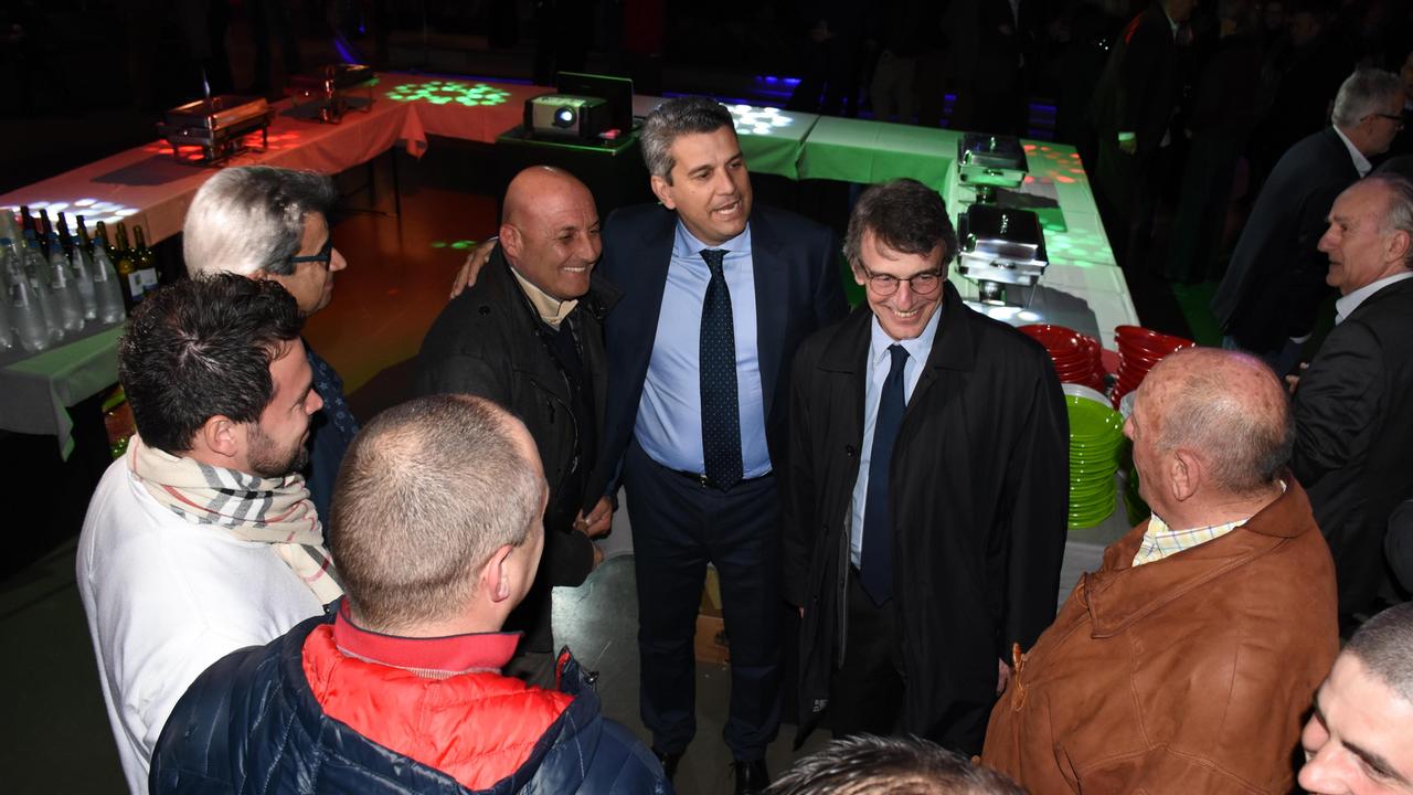 Paolo Borghi (al centro), con David Sassoli (alla sua sinistra) e alcuni sostenitori alla Sala Eden (foto Bf)