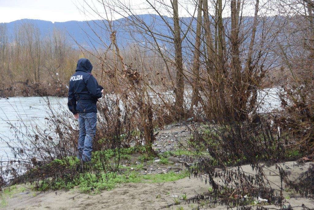 Un agente nel luogo dove è stato ritrovato il cadavere