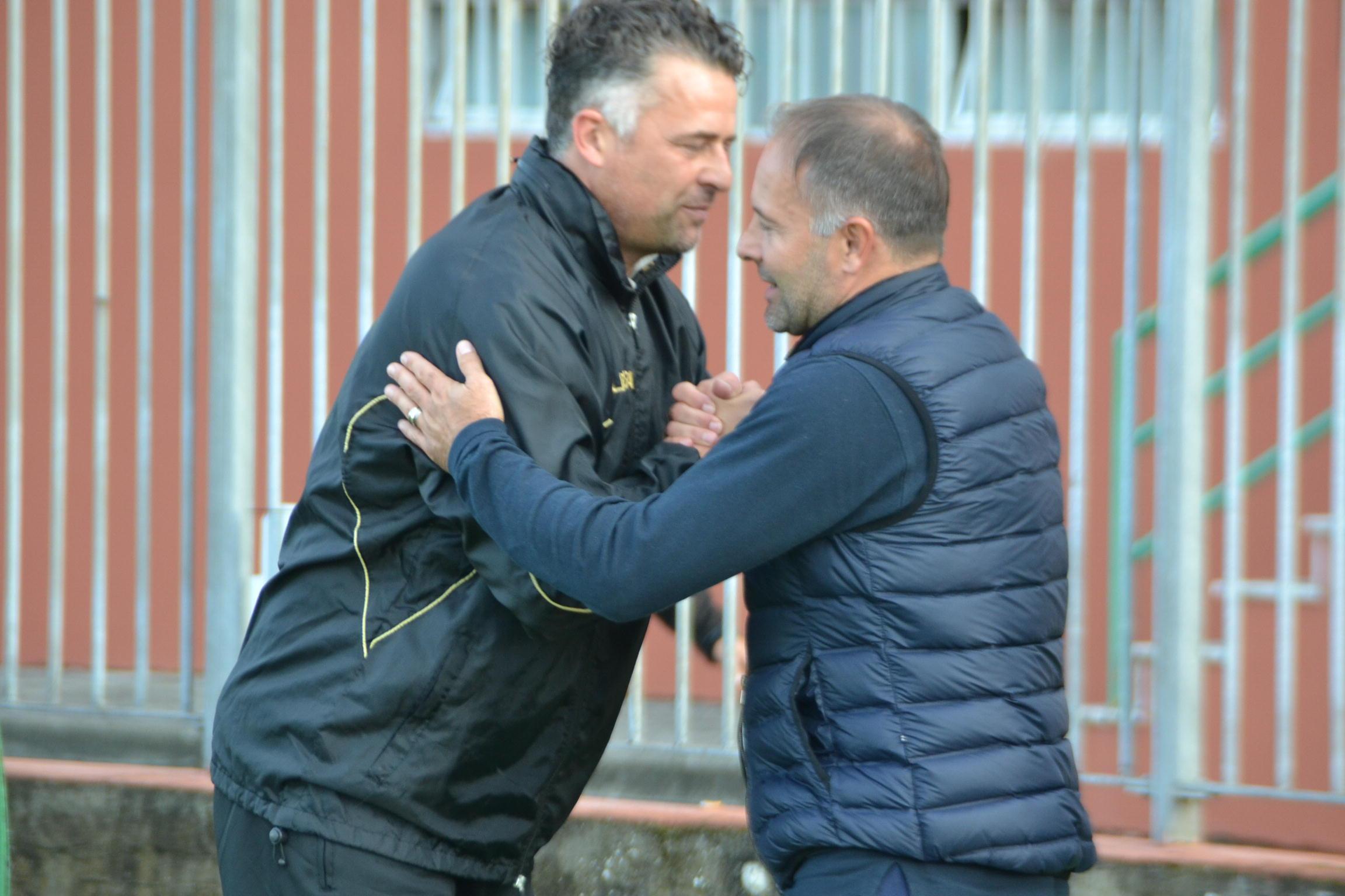 L'abbraccio tra i due tecnici Francesco Baldini e Giovanni Cornacchini 