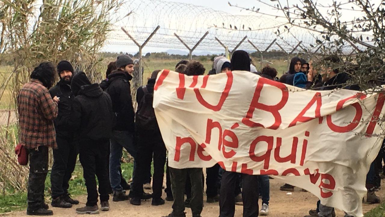 I manifestanti davanti al filo spinato attorno alla base militare (foto Mario Rosas)