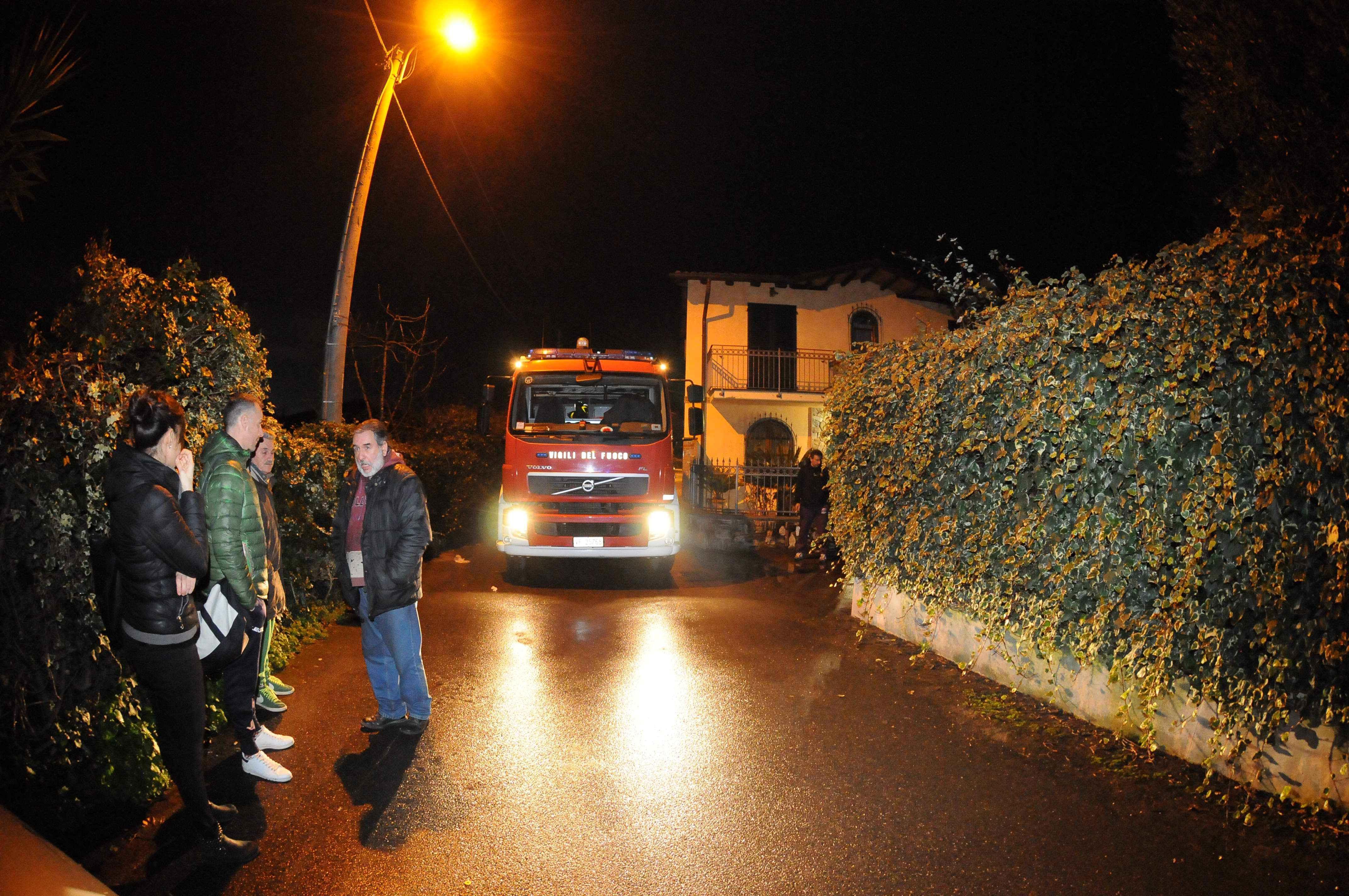 Tragedia a Massa, la ricostruzione: soffocato dal fumo e poi divorato dal fuoco 