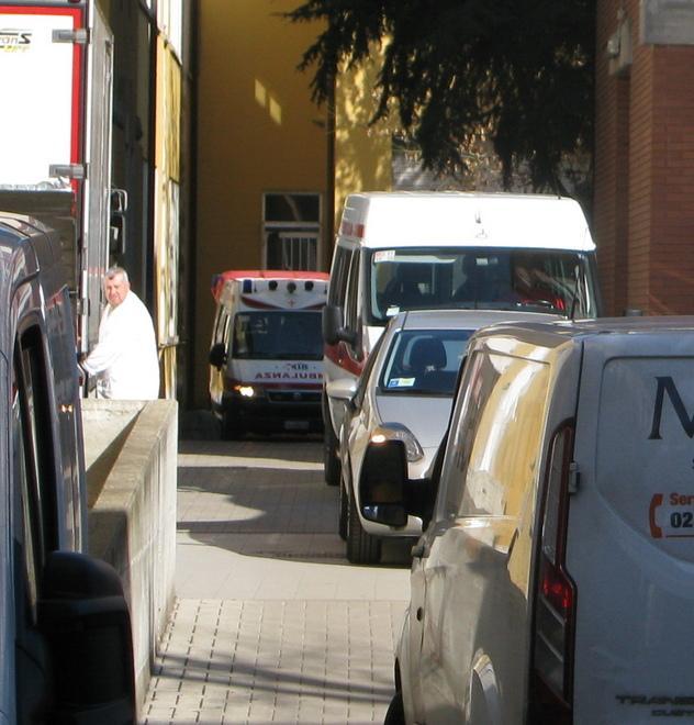 Ospedale di Carpi, malati in barella “abbandonati” all’aperto 