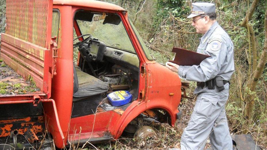 Forestale, 10 denunce per l’abbandono di carcasse d’auto
