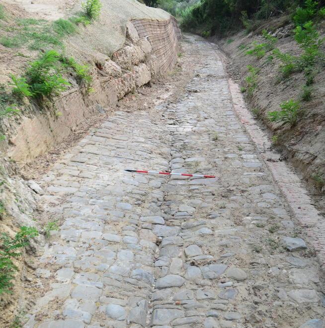 Ritrovata una strada selciata risalente al Medioevo