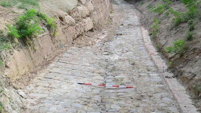 Ritrovata una strada selciata risalente al Medioevo
