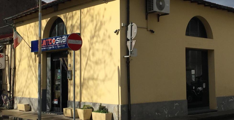 Un buco nel muro per svaligiare Snai 
