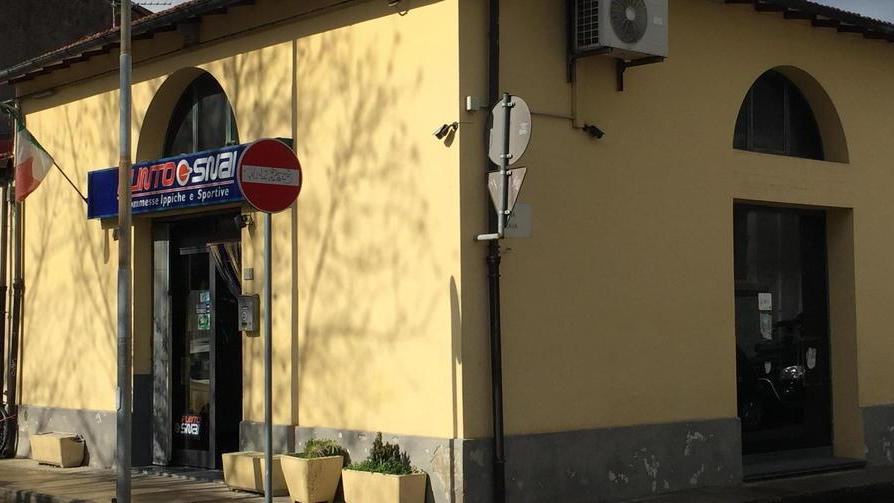 Un buco nel muro per svaligiare Snai