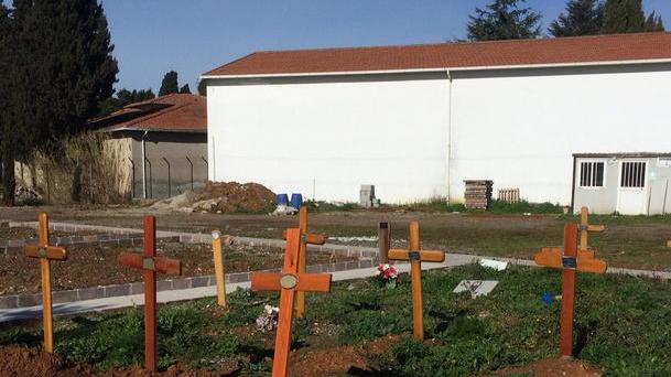 Via i morti da 50 anni al cimitero comunale si liberano 60 loculi
