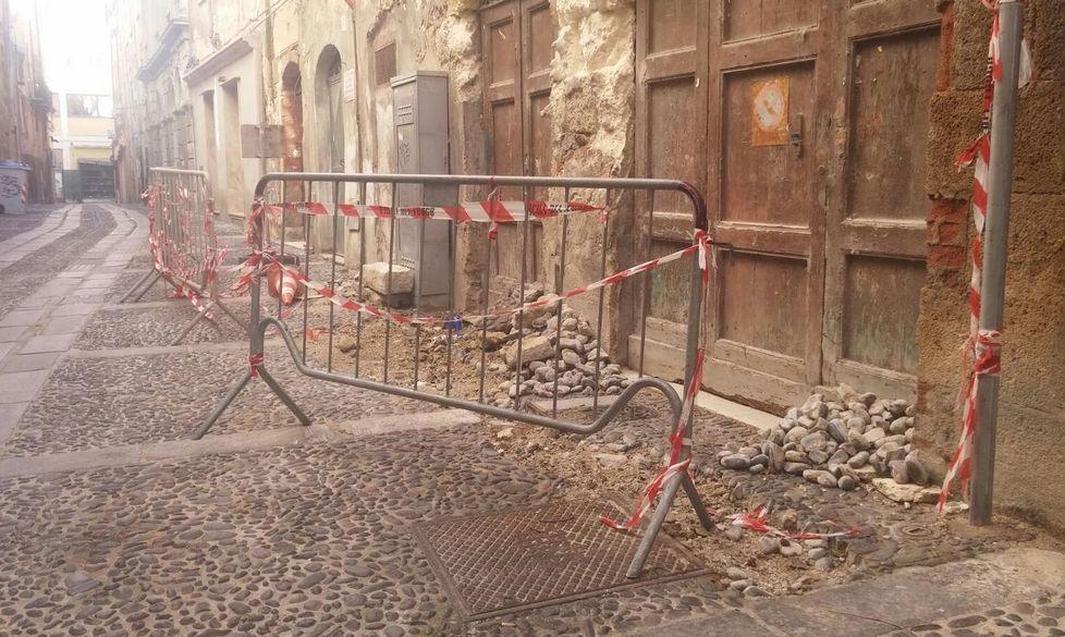 Salta il basolato, lavori bloccati