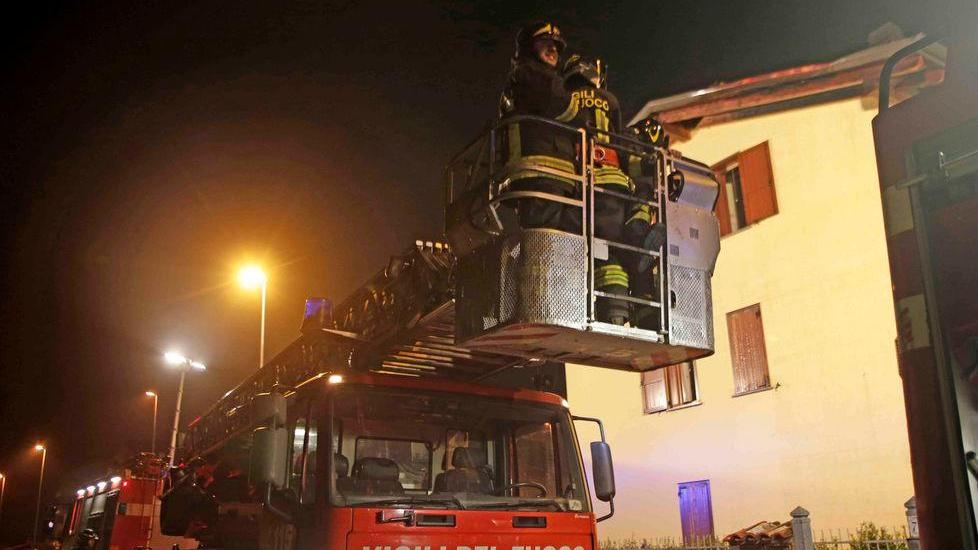 Brucia il tetto di una palazzina