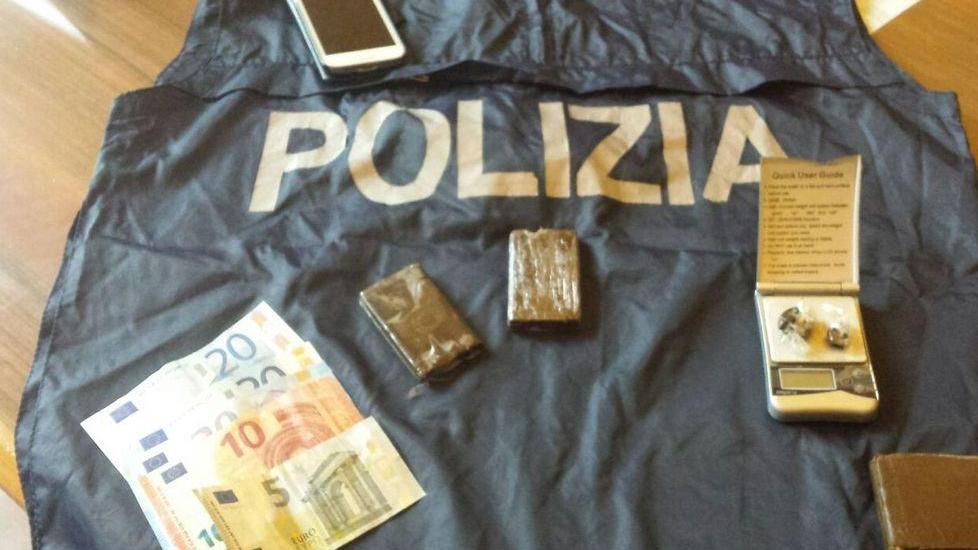 «Sono disoccupato» e si mette a vendere hascisc nel quartiere
