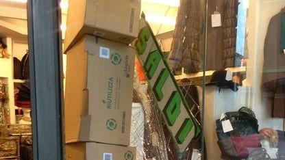Sfasciano negozio di borse per rubare solo 50 euro