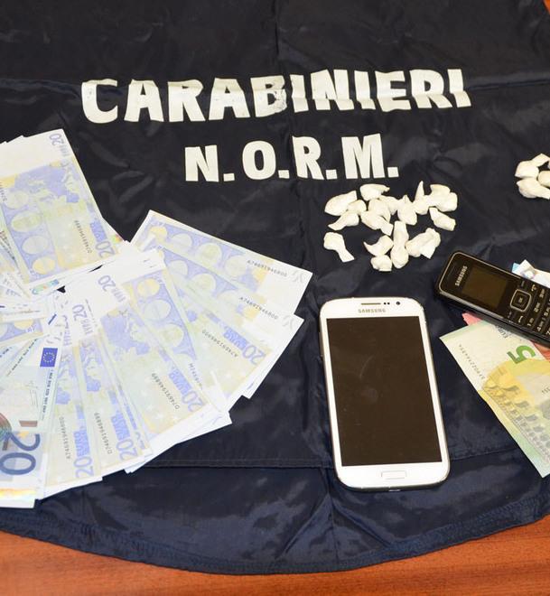 Coca a tutte le ore: è lo spaccio h24 