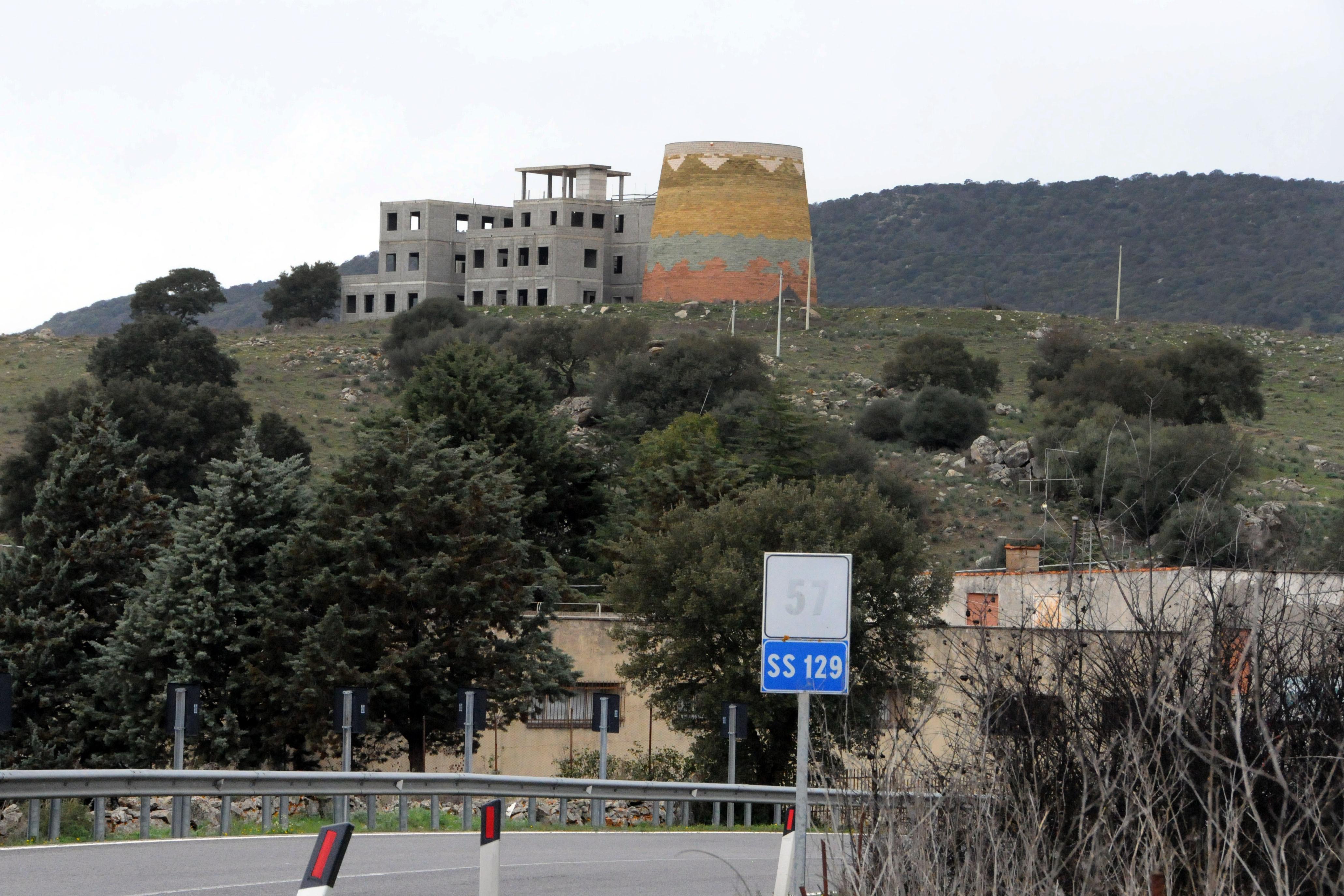 Il complesso fantasma svetta nella campagna di S'Iffurcau (foto Massimo Locci)