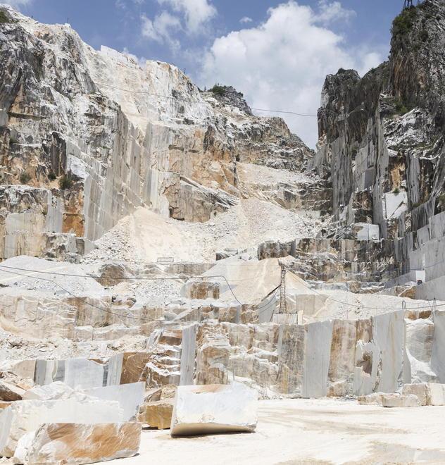Il nero alle cave adesso diventa un caso politico 