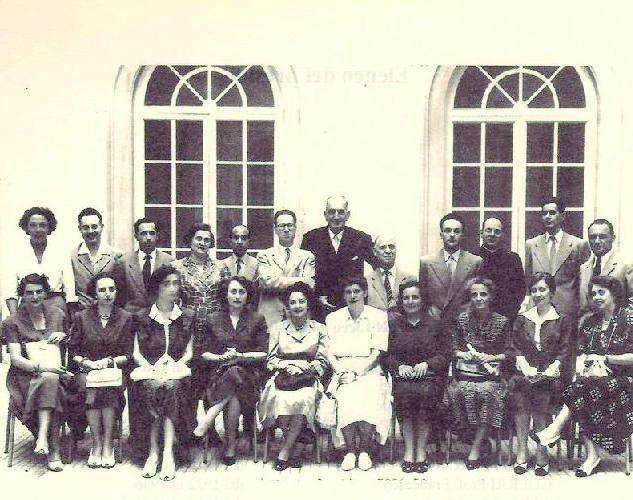 Il professor Spinelli (il secondo in piedi da destra) con il collegio dei docenti dell'anno scolastico 1951-52