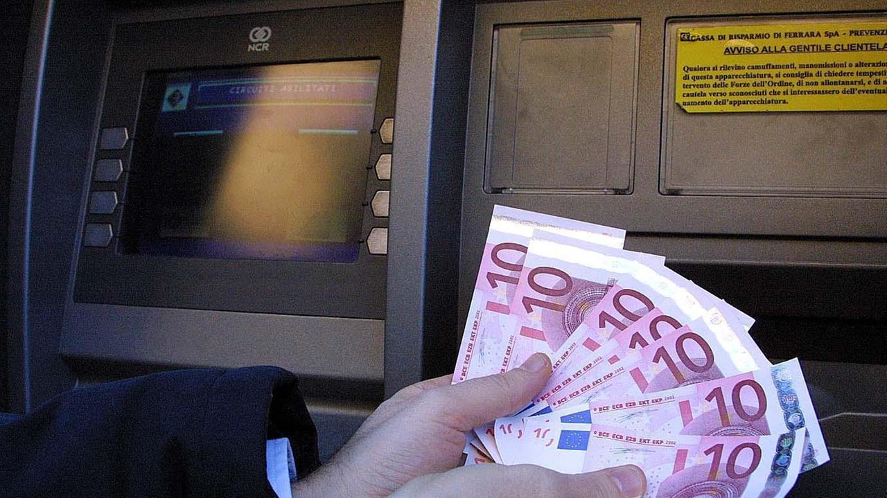 Preleva denaro con il bancomat rubato: denunciata donna delle pulizie