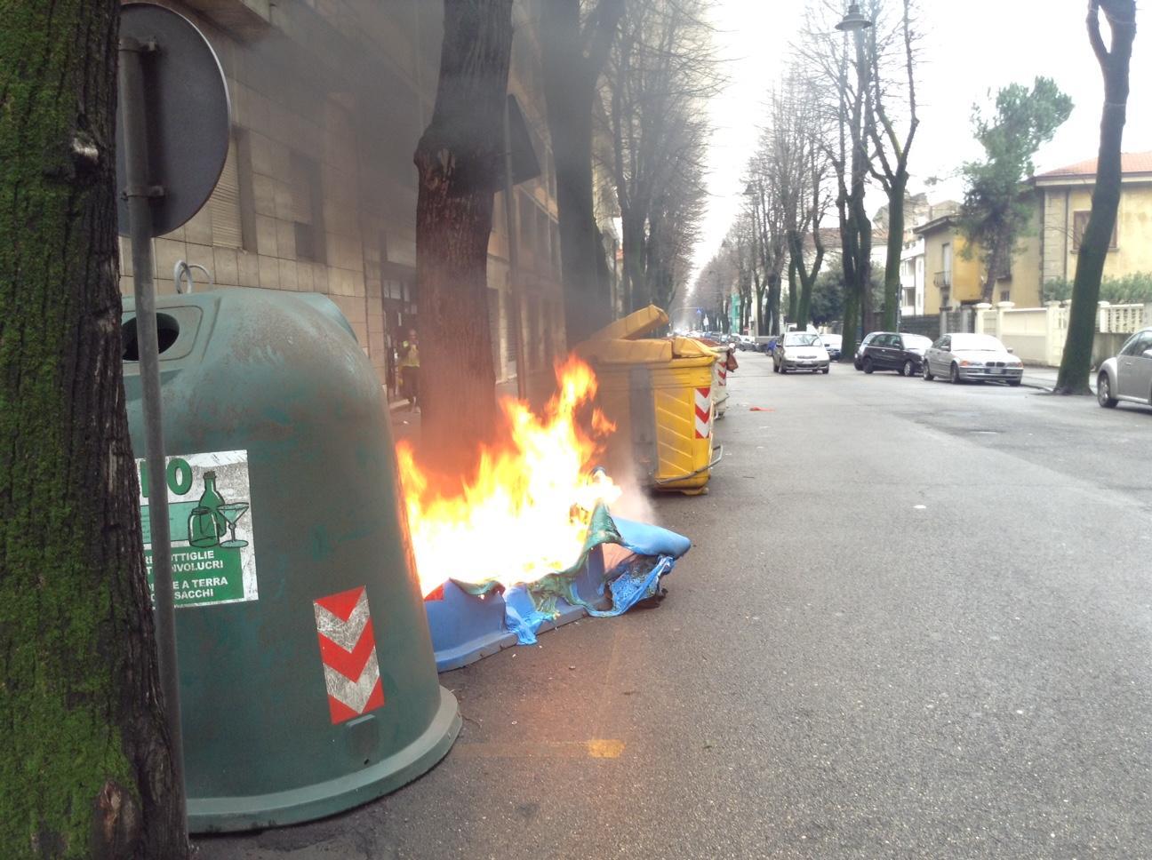 Piromane in azione, a fuoco 10 cassonetti