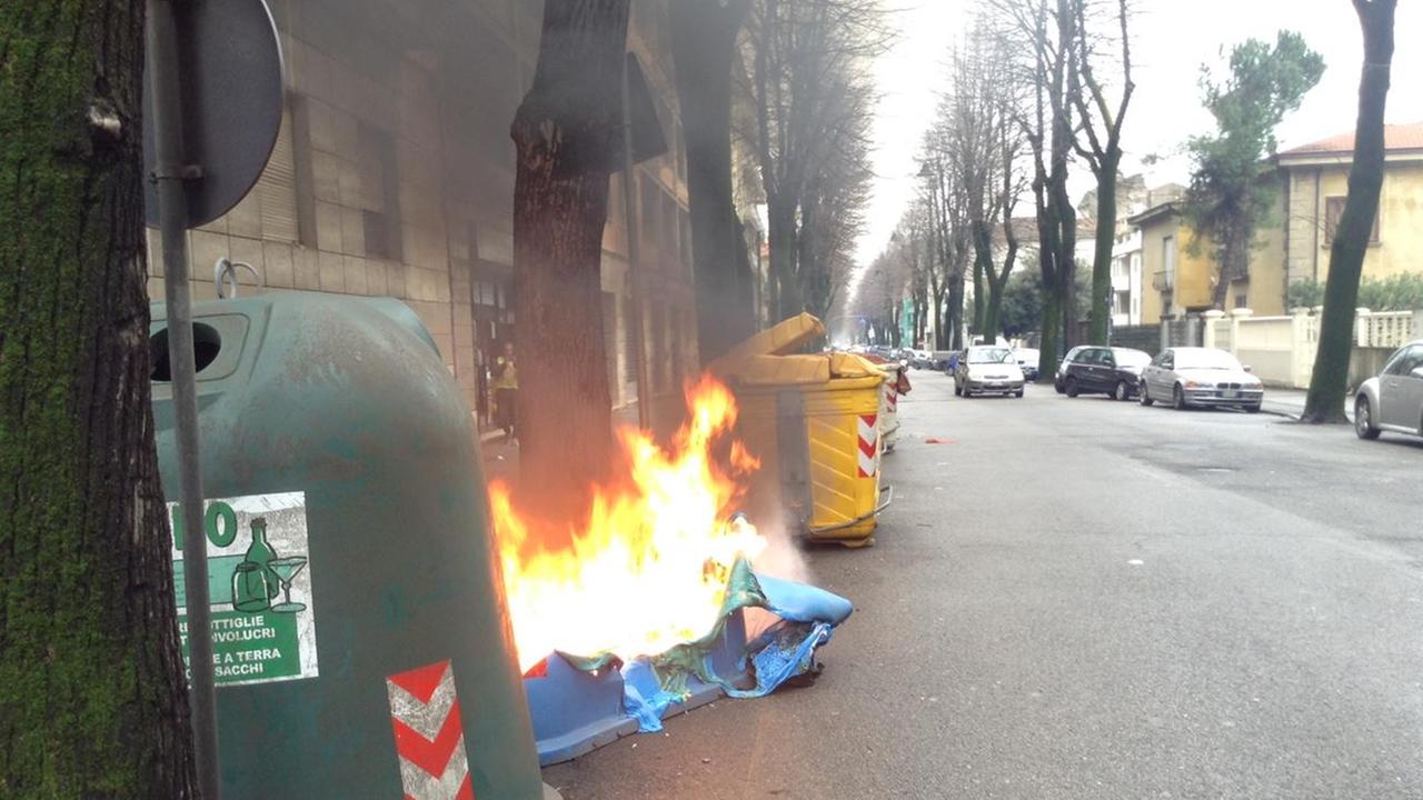 Piromane in azione, a fuoco 10 cassonetti