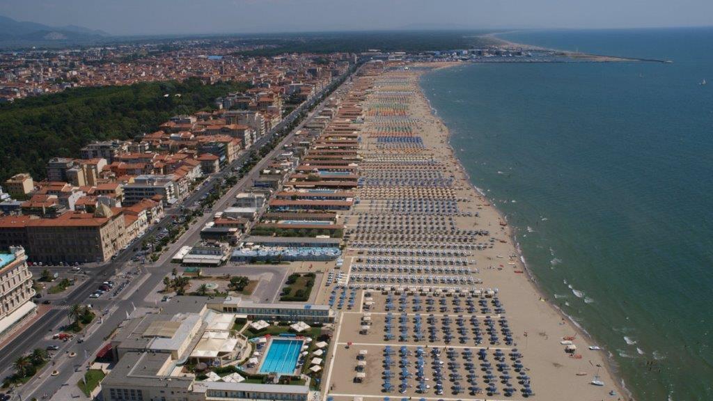 Una veduta aerea degli stabilimenti balneari della Versilia