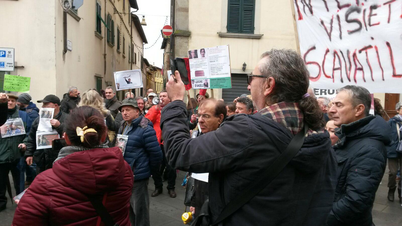 Salva banche, i risparmiatori protestano sotto casa della famiglia Boschi - Video