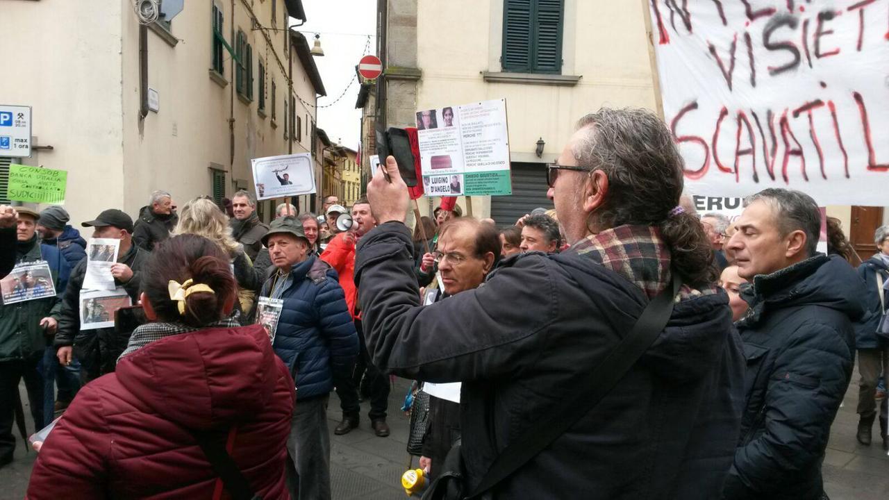 Salva banche, i risparmiatori protestano sotto casa della famiglia Boschi - Video