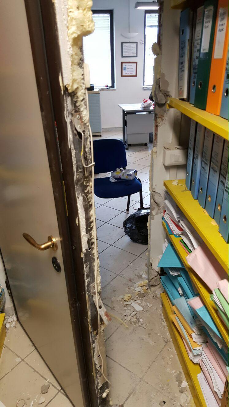 La porta blindata sfondata dai ladri