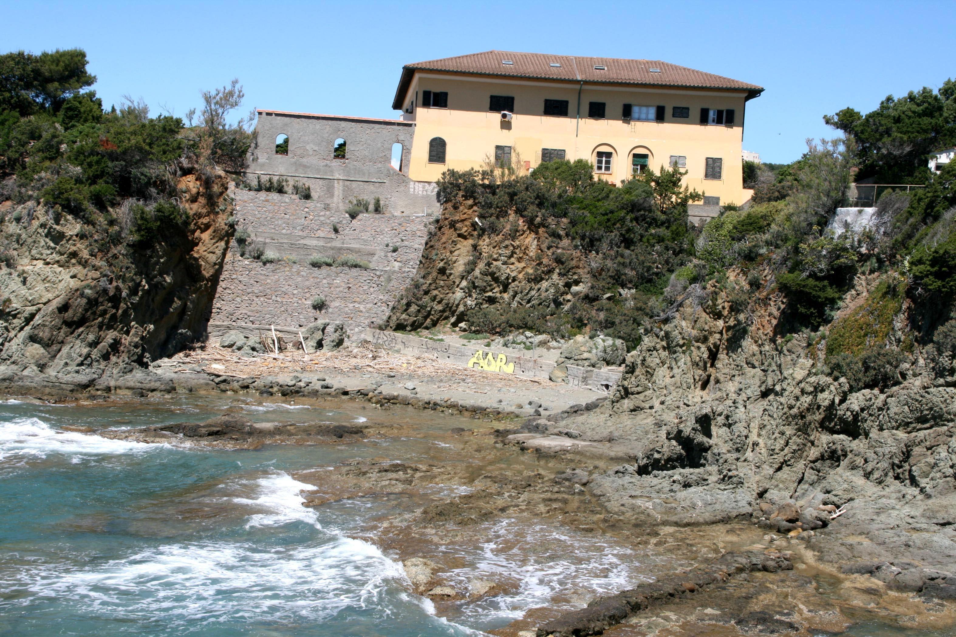 Sversamenti nella spiaggia della Cianciafera (foto d'archivio)