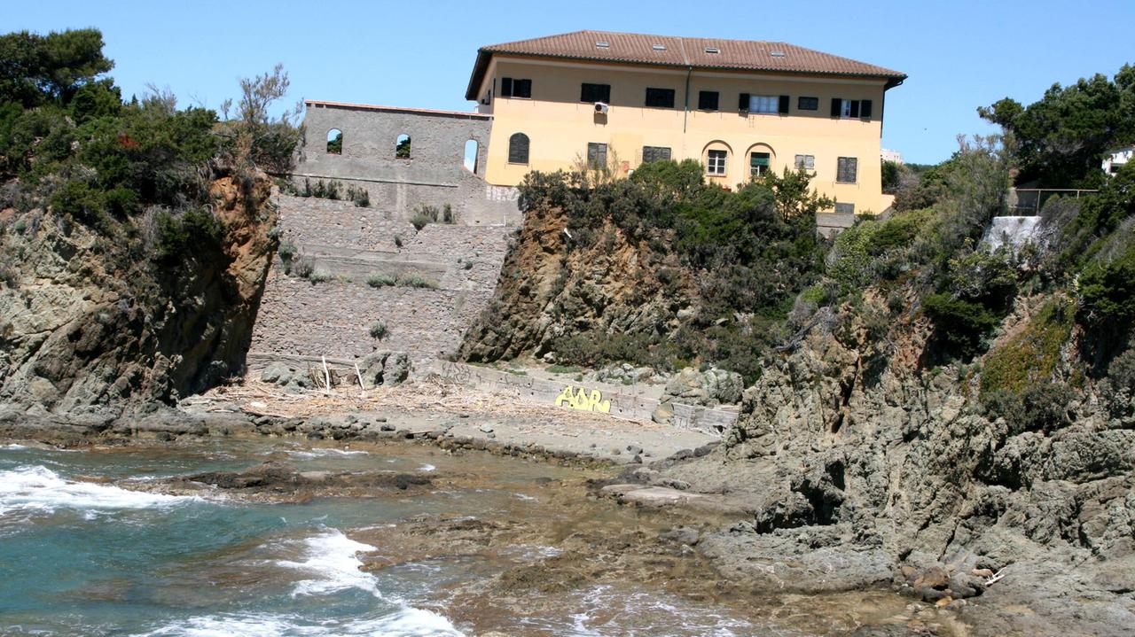 Sversamenti nella spiaggia della Cianciafera (foto d'archivio)